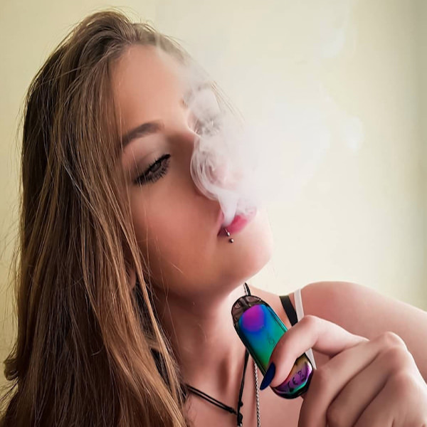 ZERO を吸う女性の写真